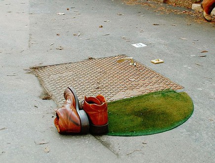 אמנות רחוב באיטליה, נעליים (צילום: fra-biancoshock.org)