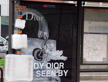 אמנות רחוב באיטליה, פצפצים תלויים (צילום: fra-biancoshock.org)