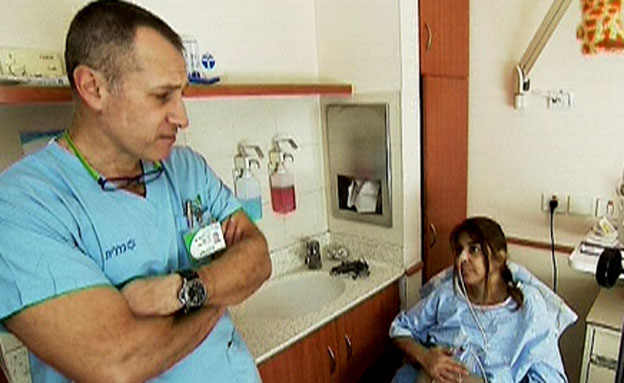 ד"ר אביתר נשר עם מירב חכם מושתלת המעיים הראשונה (צילום: חדשות 2)