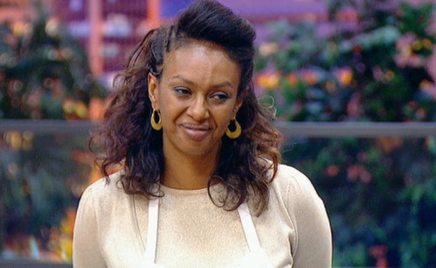 מסרט מגישה את המנה לשופטים ולאמא