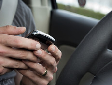 איש מחזיק סלולרי בתוך הרכב (צילום: אימג'בנק / Thinkstock)