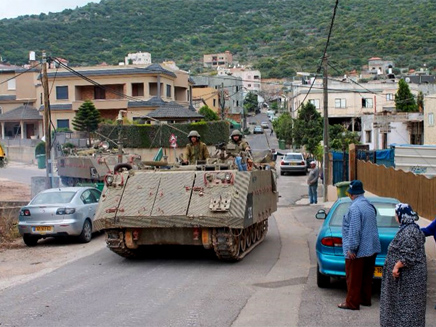 המשוריינים בלב הכפר (צילום: סונרה.נט)