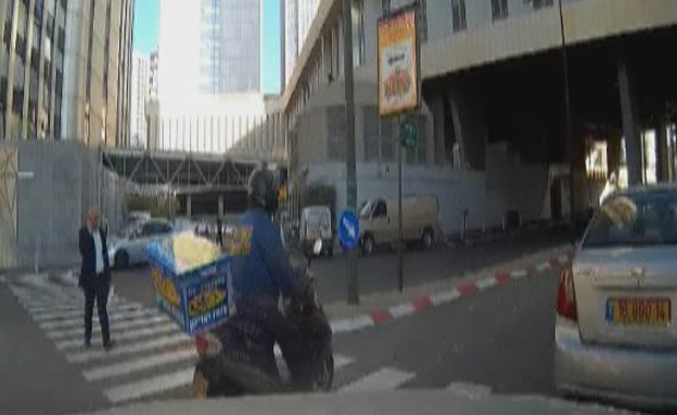 תיעוד: הקטנוענים מתפרעים על הכביש ועל המדרכה