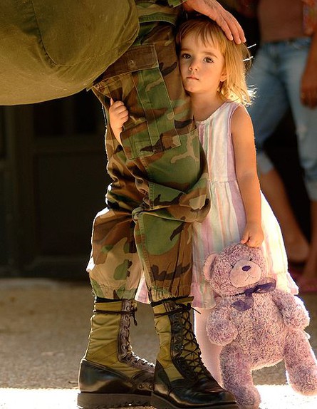 חיילים ותינוקות (צילום: צבא ארהב)