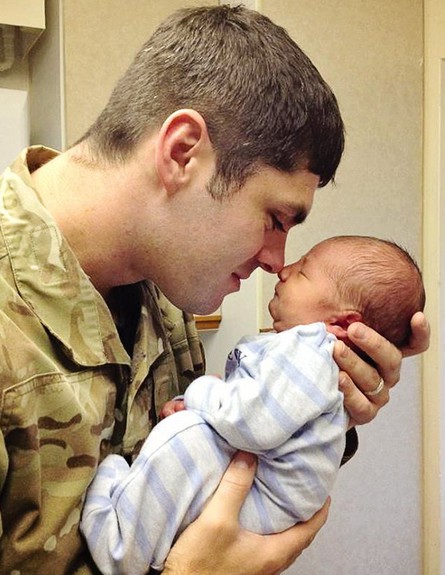 חיילים ותינוקות (צילום: dailymail)
