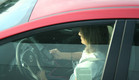 אישה שמסצסת בזמן הנהיגה (צילום: מתוך האתר: Texting while in traffic)