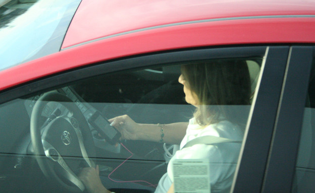 אישה שמסצסת בזמן הנהיגה (צילום: מתוך האתר: Texting while in traffic)