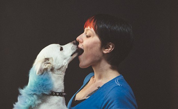 נשיקה צרפתית עם כלב (צילום: כריס סמברוט)
