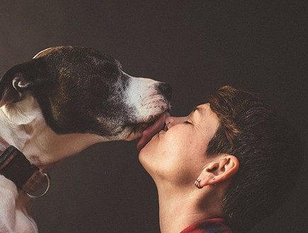 נשיקה צרפתית עם כלב (צילום: כריס סמברוט)
