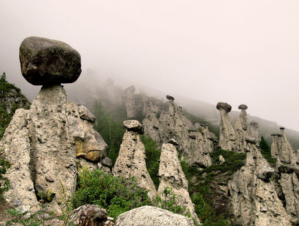 סלעים שנראים כמו פטריות (צילום: altai-photo.ru)