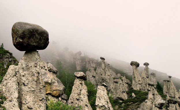 סלעים שנראים כמו פטריות סלעים שנראים כמו פטריות