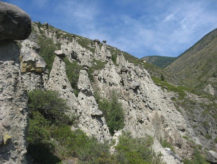 סלעים שנראים כמו פטריות (צילום: sayanring.com)