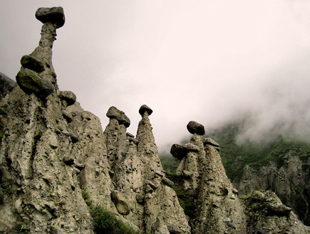 סלעים שנראים כמו פטריות (צילום: altai-photo.ru)