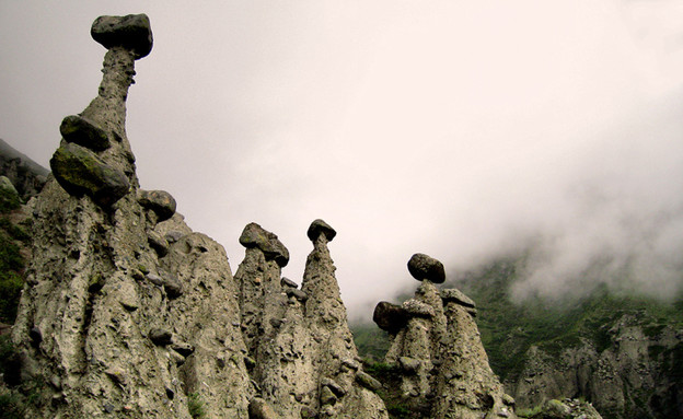 סלעים שנראים כמו פטריות סלעים שנראים כמו פטריות