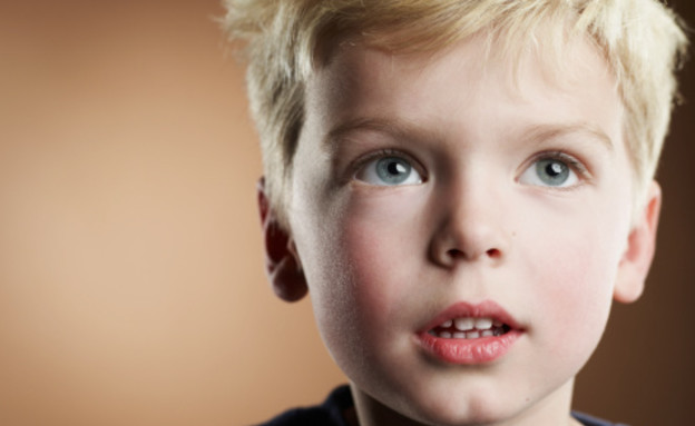 ילד מסתכל למעלה (צילום: אימג'בנק / Thinkstock)
