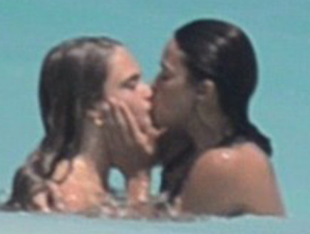 קארה ומישל מתנשקות