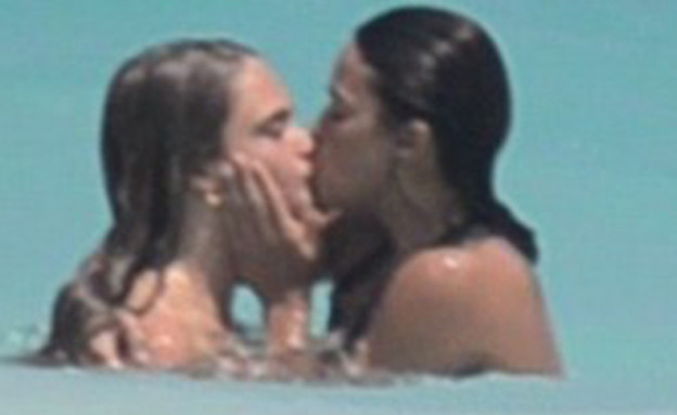 קארה ומישל מתנשקות