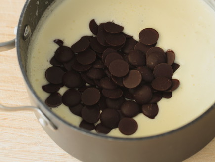 מוס שוקולד - מוסיפים את השוקולד לשמנת