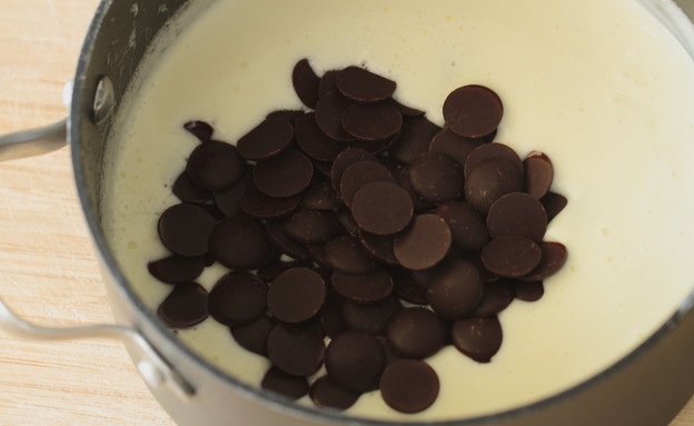 מוס שוקולד - מוסיפים את השוקולד לשמנת (צילום: חן שוקרון, mako אוכל)