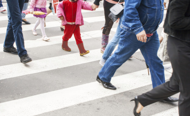אנשים עוברים במעבר חציה