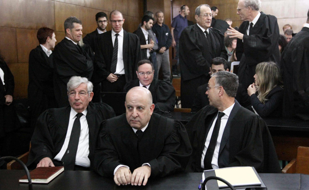 עורכי הדין מחכים להכרעה (צילום: עידו ארז, ynet)