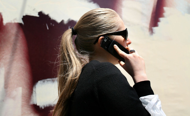 בחורה עם סלולרי (צילום: Justin Sullivan, GettyImages IL)