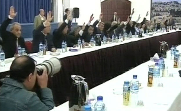הנהגת הרשות מצביעה בעד הפנייה לאו"ם (צילום: מתוך הסרטון)