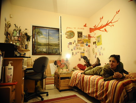 החדר האמנותי של  יפעת גנוז  (צילום: יעל שלח, עיתון 
