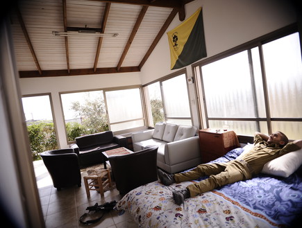 חדר המרפסת של  בן שקיר  (צילום: יעל שלח, עיתון 