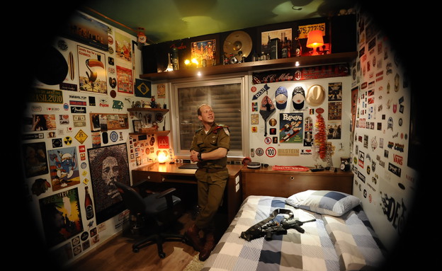 חדר הסטיקרים של תומר בריזל  (צילום: יעל שלח, עיתון "במחנה")