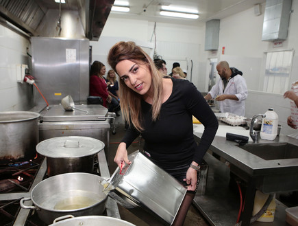 מורן שאשה מתנדבת במטבח (צילום: עודד קרני)