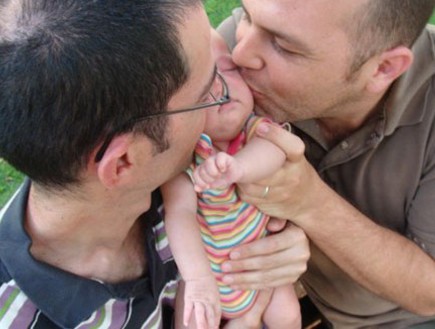 פונדקאות זוג חד מיני (צילום: www.progenyivf.com)