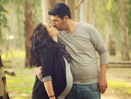 זוג היריוני מתנשק (צילום: ענבר גרושקה, מערכת מאקו הורים)
