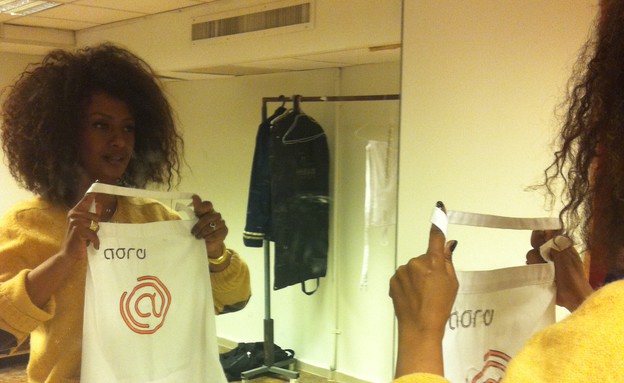 מסרט וולדמיכאל לובשת את הסינר