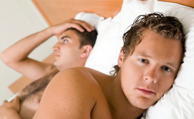 שני גברים רבים במיטה (צילום: kirza, Thinkstock)