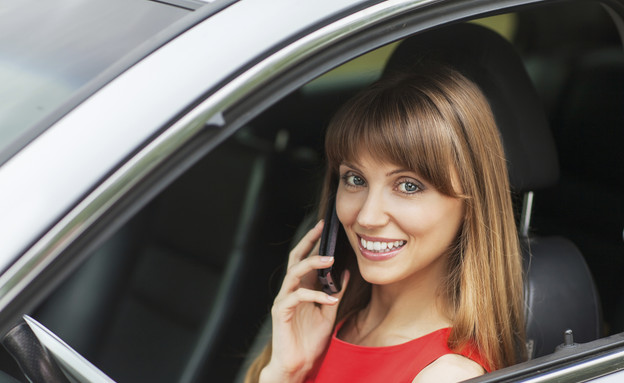 אישה מדברת בטלפון ומחזיקה אייפד ברכב (צילום: אימג'בנק / Thinkstock)