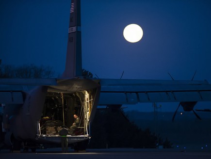 איש צוות אוויר מכין מטוס לטיסה (צילום: רוס סקאלף, חיל האוויר האמריקאי)