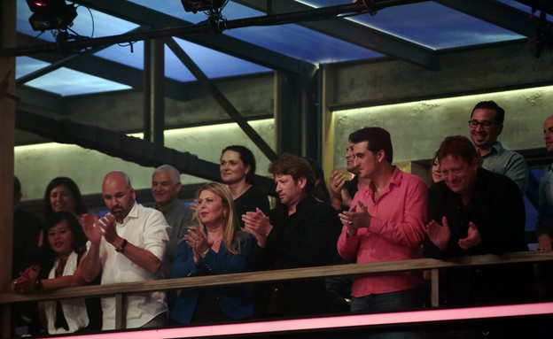 שוב במרפסת: חברי הנבחרת חוגגים