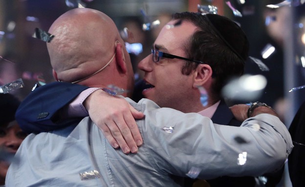 ג'וש מנחם את עידו