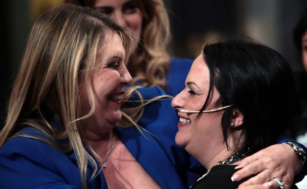 שמחה בשבילה: ריקי מחבקת את המנצחת הגדולה