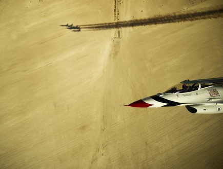 מטוסי קרב באימון טיסה בנליס (צילום: לארי רייד, חיל האוויר האמריקאי)