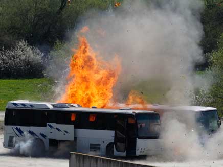 האוטובוס הבוער אחרי הפיצוץ (צילום: רויטרס)