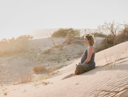 הריון במדבר (צילום: אנדה יואל, צלמת היריון, מערכת מאקו הורים)