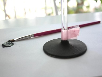 עשה זאת על השולחן, כוס בצבע גיר (צילום: נועה סטוקלין)