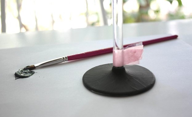 עשה זאת על השולחן, כוס בצבע גיר (צילום: נועה סטוקלין)