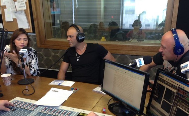 אייל גולן ורוסלנה ברדיו ירושלים (צילום: שרון רביבו)