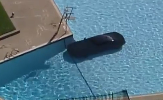 שברולט קמארו בבריכה 