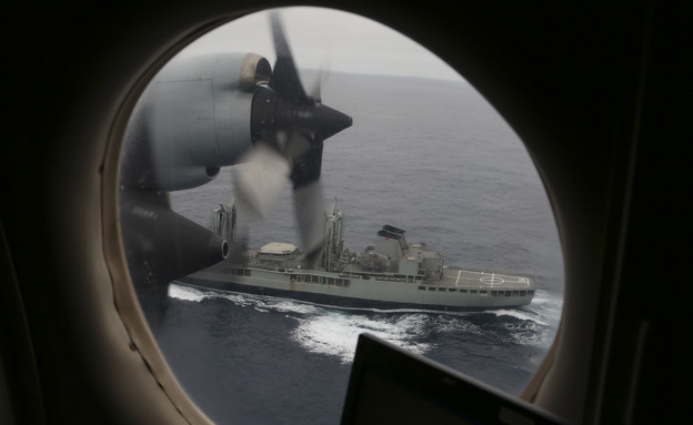 ספינת חיל הים האוסטלי HMAS Success נשקפת מבעד למטו (צילום: ap)