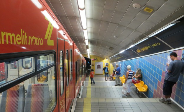 כלי הרכב הכי מיוחד - הכרמלית בחיפה (צילום: מצילומי יהודית גרעין-כל. מתוך אתר פיקיוויקי)