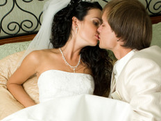 חתן וכלה במיטה - דילמות חתונה (צילום: Nikolay Suslov, Istock)